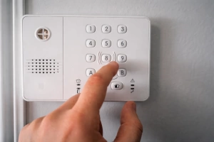 persona manejando una alarma contra robo