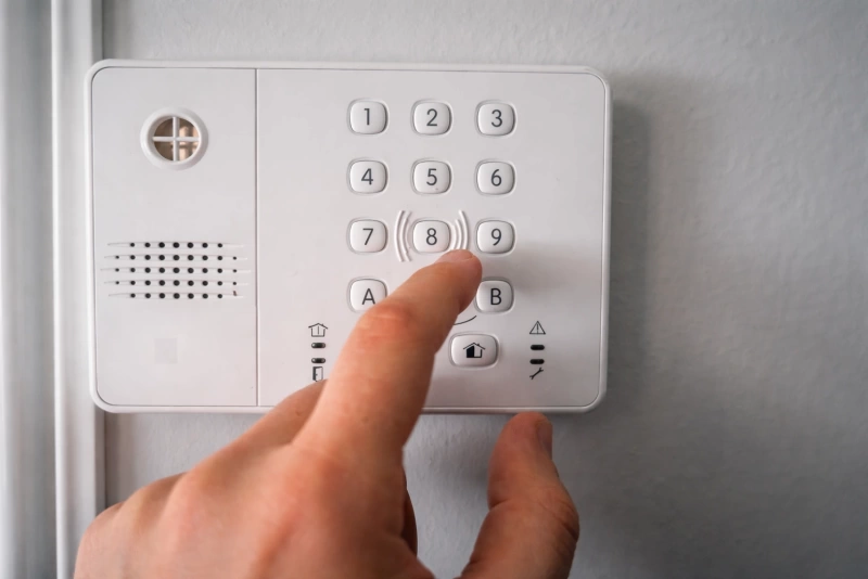 persona manejando una alarma contra robo