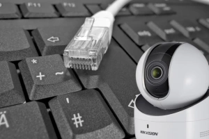computadora y una cámara ip hikvision