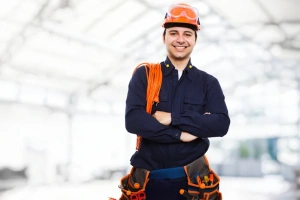 electricista con sus herramientas y su epp